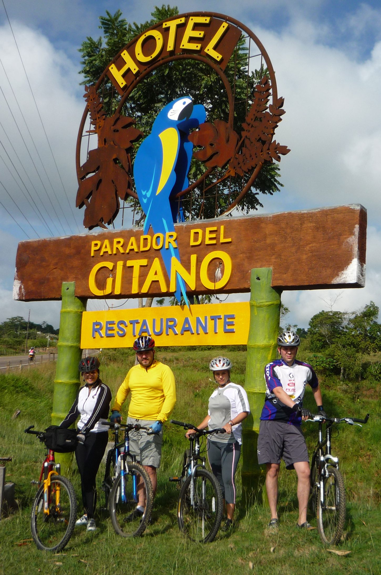 pasea en bici cn tus amigos - Hotel & Restaurante Parador del gitano - Nápoles - Doradal - Rio claro