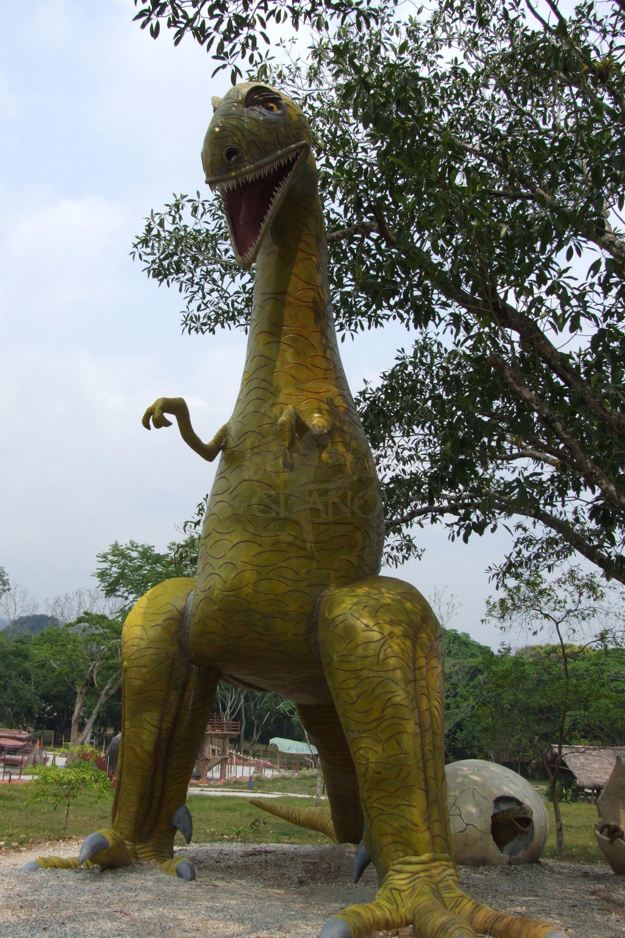 Camina rodeado de imponentes dinosaurios - Hotel & Restaurante Parador del Gitano - Nápoles - Doradal - Rio claro
