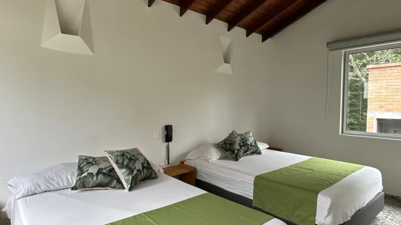 Habitación Estándar Triple Hotel Parador del Gitano - dos camas con techo de madera