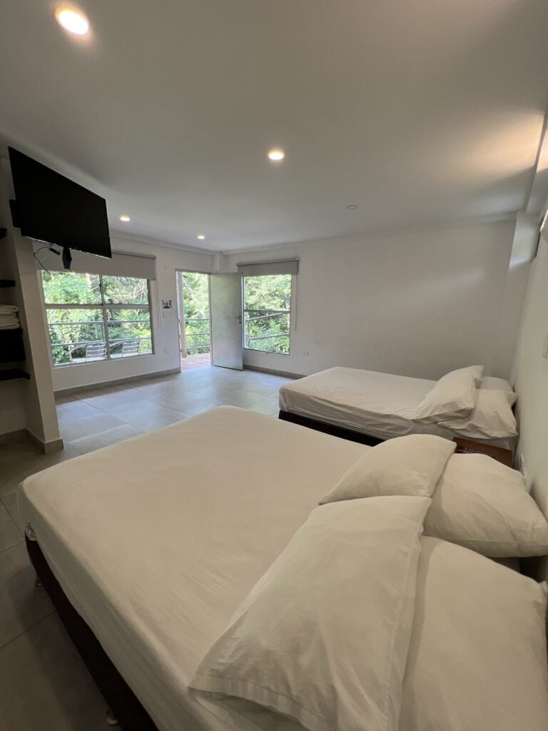 Habitación con techo de madera Hotel Parador del Gitano Doradal