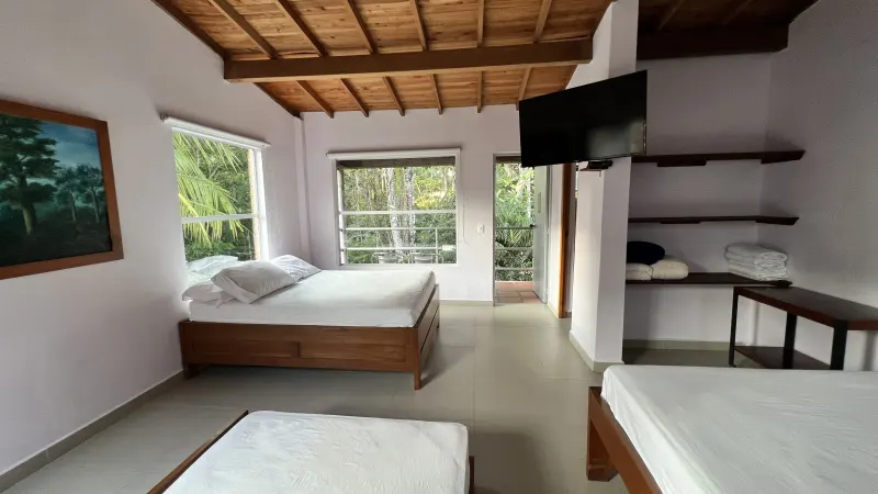 Habitación Múltiple Superior Hotel Parador del Gitano - tres camas con balcón y vista tropical