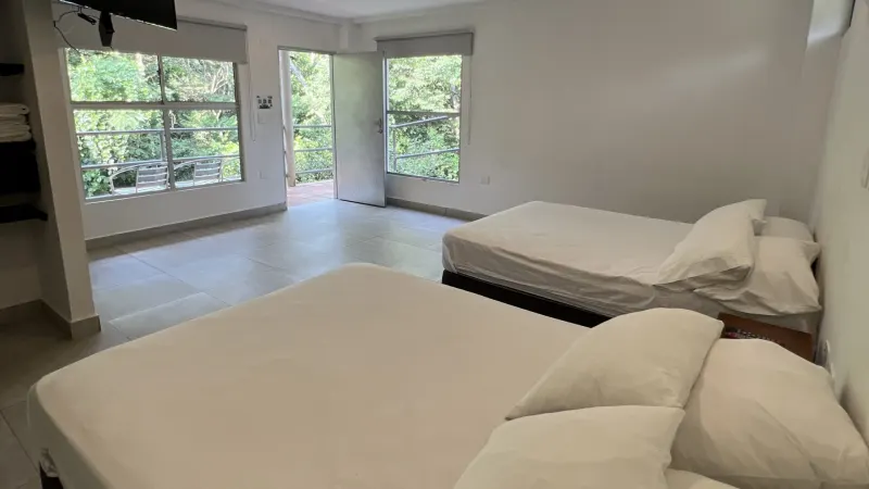 Habitación Premium Familiar Hotel Parador del Gitano - habitación amplia con múltiples camas