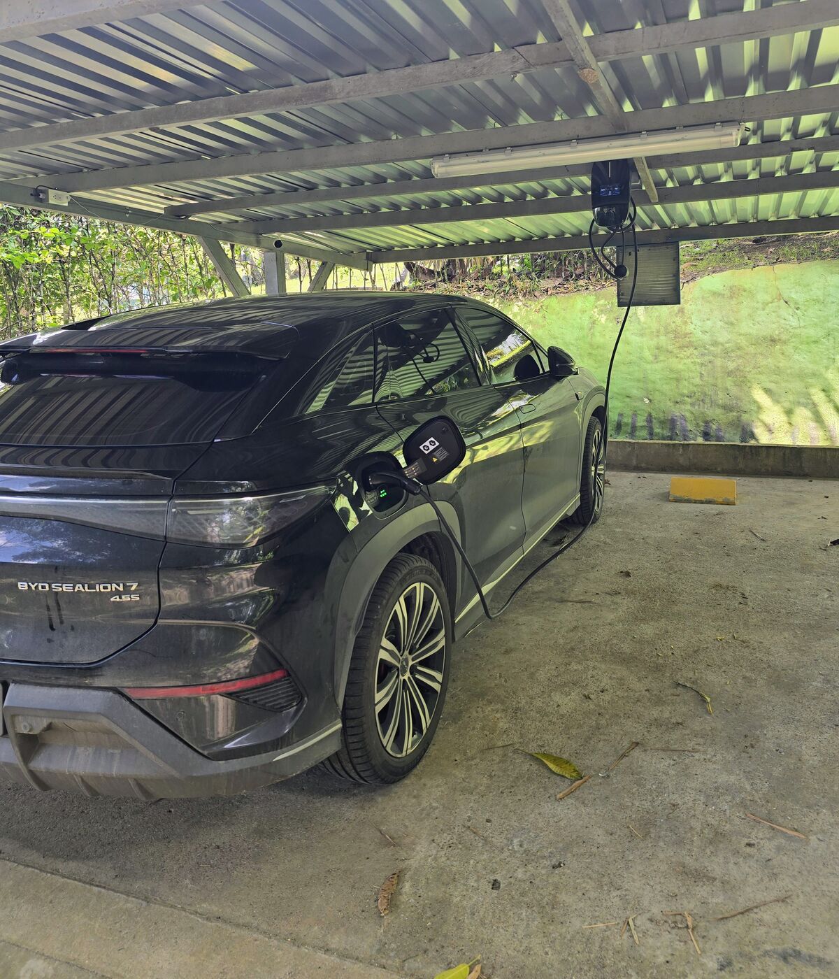 BYD Sealion 7 cargando en estación de carga del Hotel Parador del Gitano Doradal