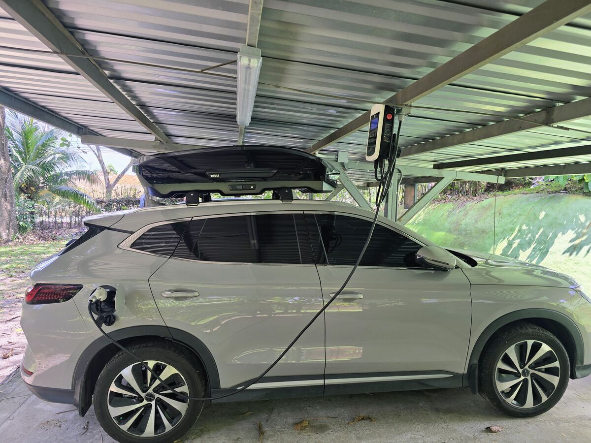 BYD Song Plus plateado cargando en el Hotel Parador del Gitano, Doradal