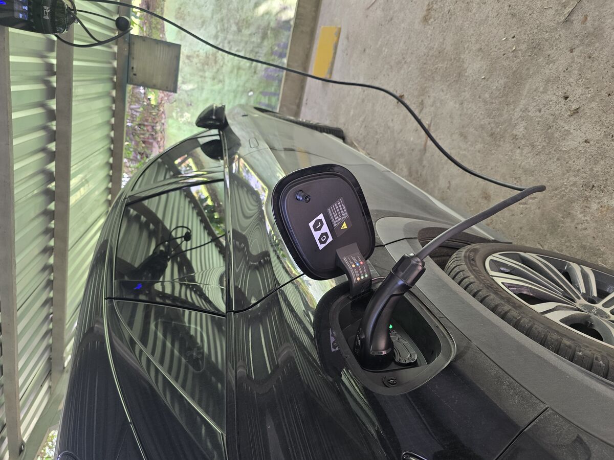 Conector Tipo 2 IEC 62196 conectado a BYD Sealion 7 negro