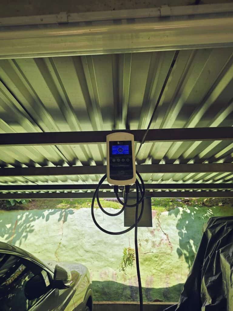 Wallbox pantalla LCD cargador eléctrico Hotel Parador del Gitano