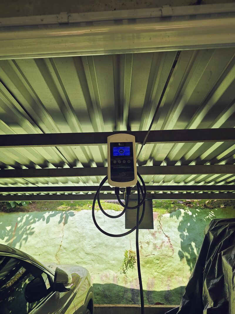 Wallbox cargador EV con pantalla LCD activa en Hotel Parador del Gitano