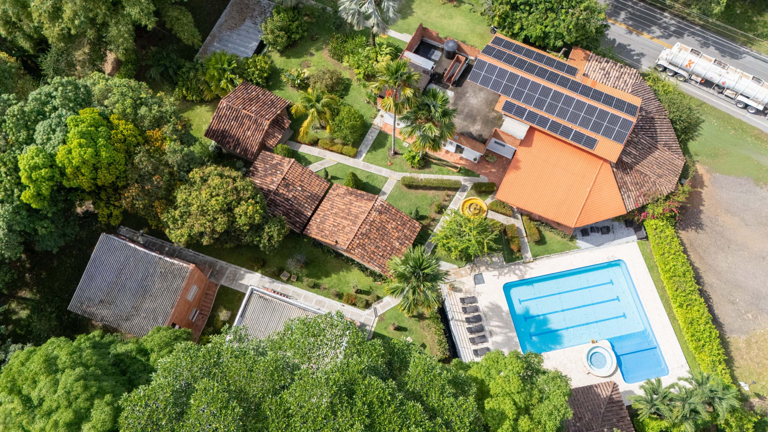 Vista aérea del Hotel Parador del Gitano con paneles solares sobre el techo, Doradal