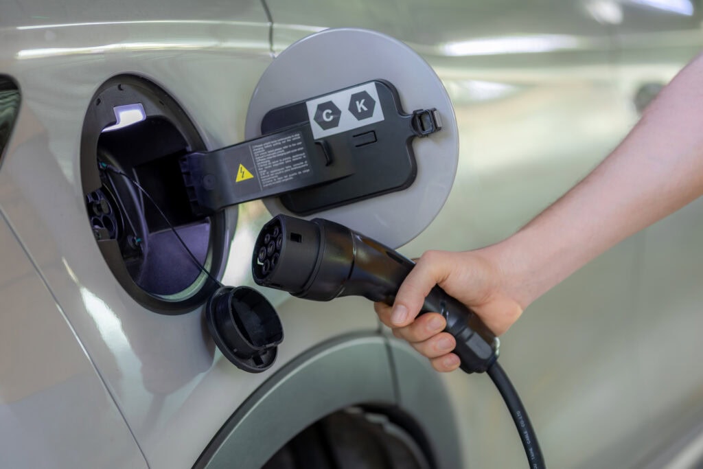 Cargador de coche eléctrico en Hotel Parador del Gitano, instalaciones sostenibles y modernas para v.